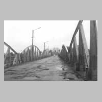 111-1042 Die Lange Bruecke in Wehlau 1998 in Richtung Wattlau. Schlagloch an Schlagloch..jpg